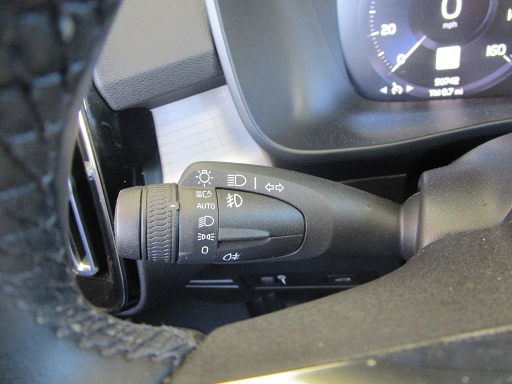 Used 2022 Volvo XC40 T5 Momentum AWD/4WD image 26