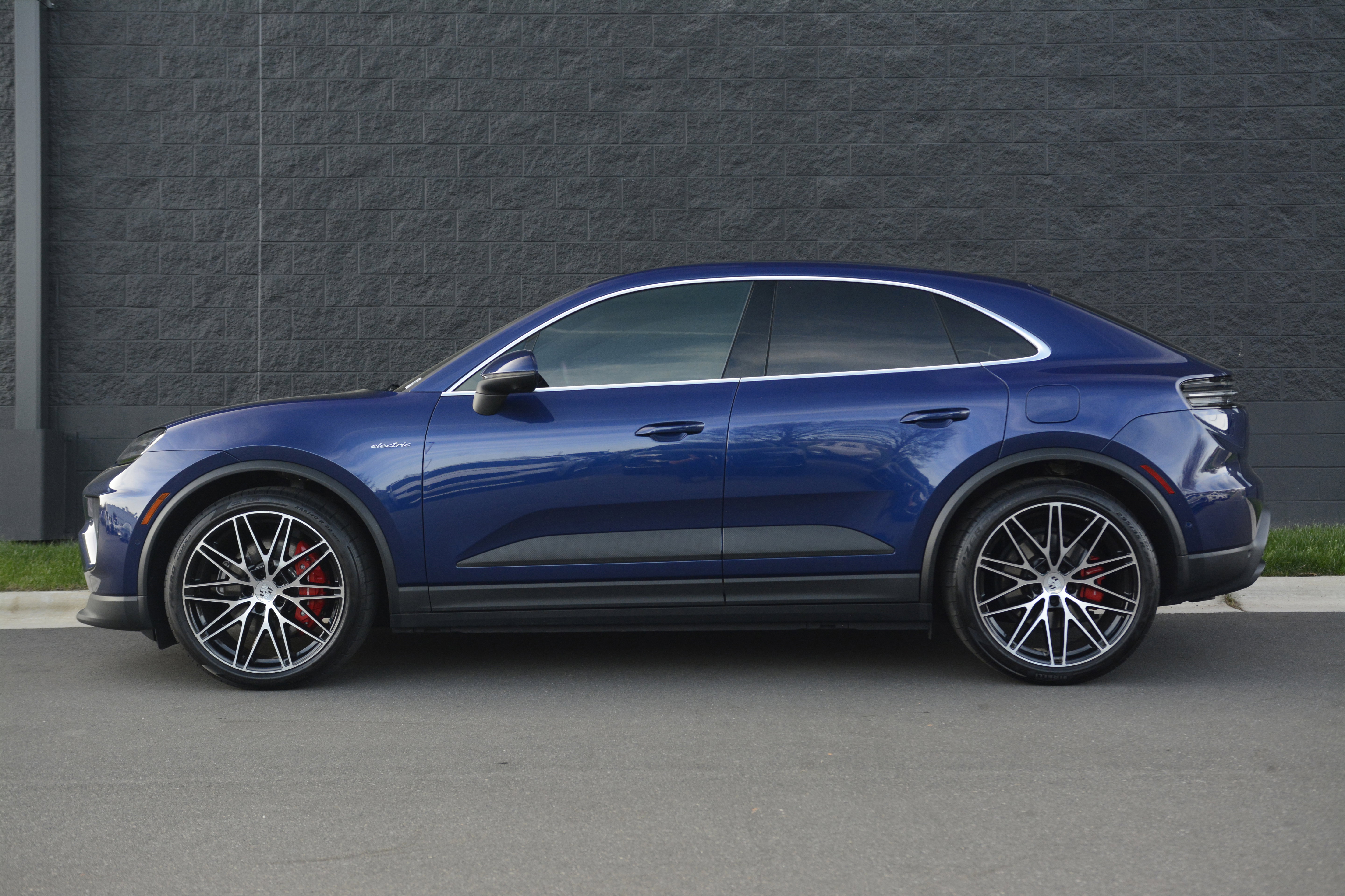 Certified 2025 Porsche Macan 4S Electric image 2