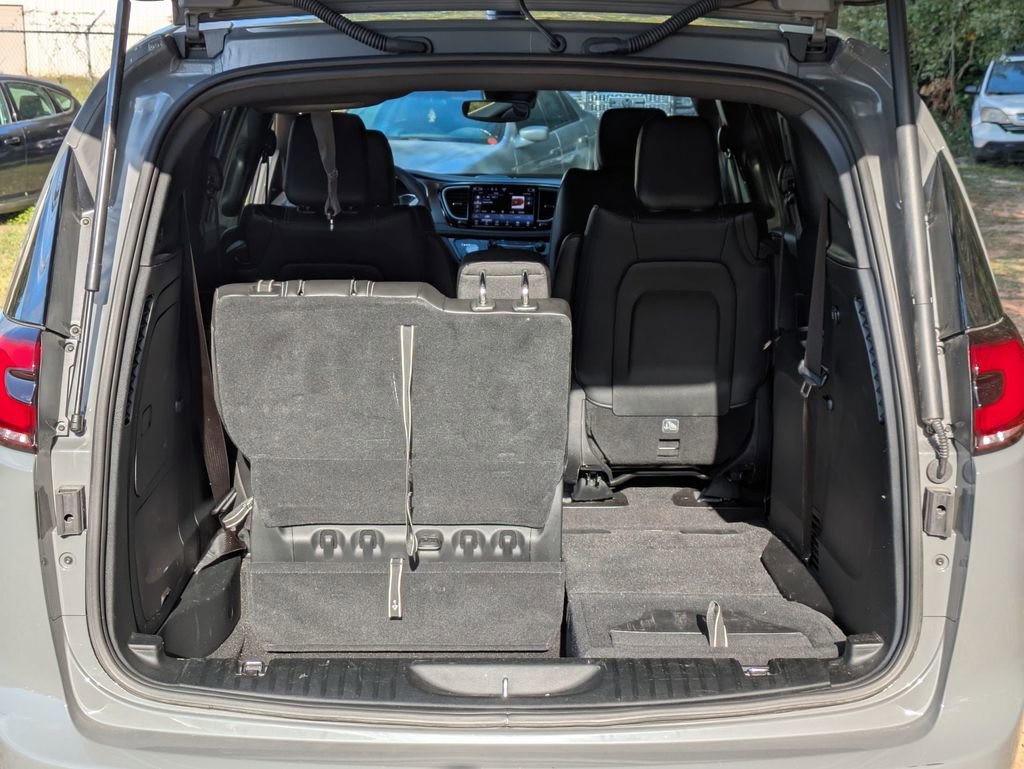 Used 2025 Chrysler Pacifica Select image 29