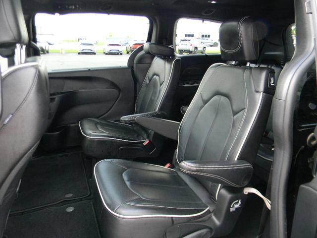Used 2025 Chrysler Pacifica Limited FWD image 18