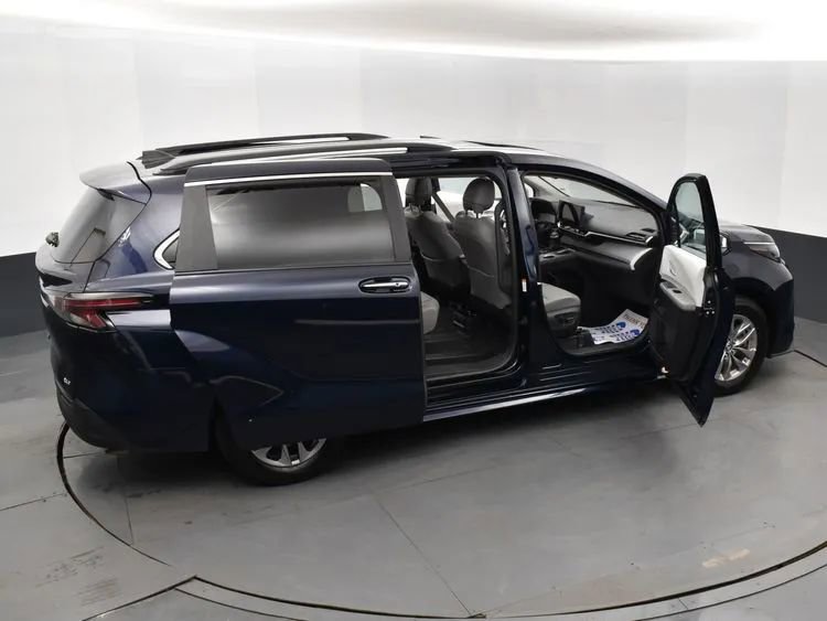 Used 2025 Toyota Sienna XLE image 6