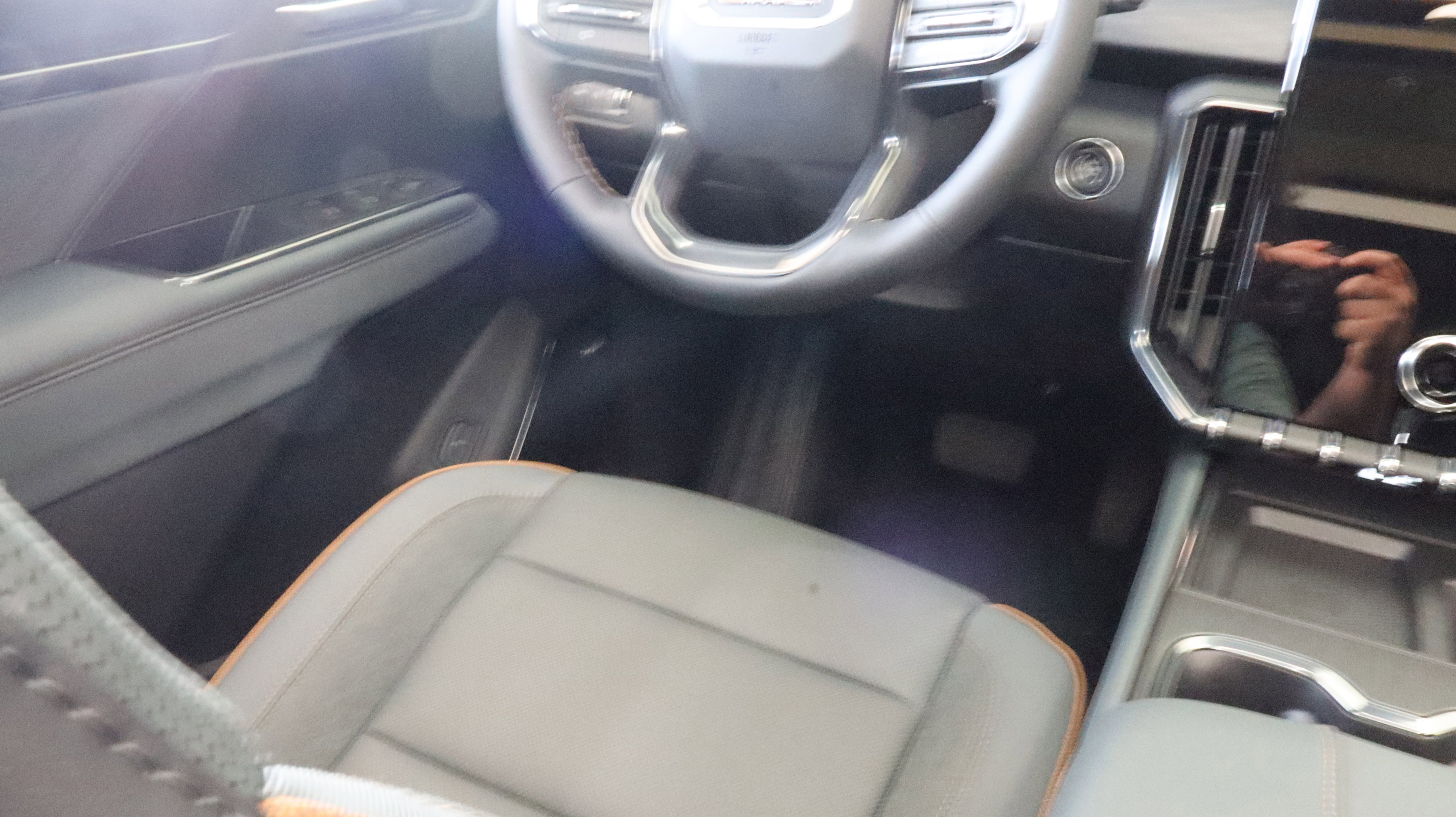 New 2026 GMC Acadia AT4 w/ Luxury Package AWD/4WD image 9