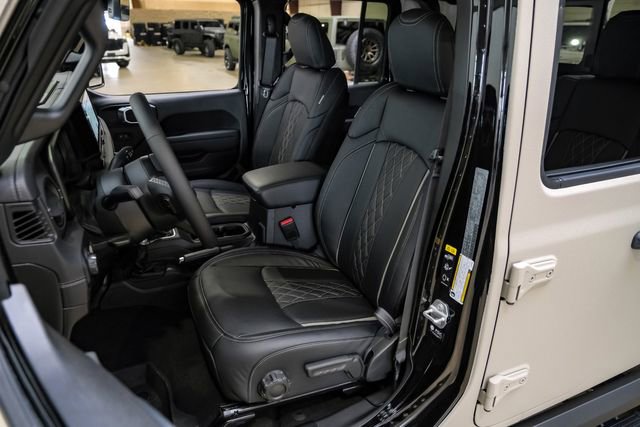 Used 2025 Jeep Gladiator Rubicon w/ Safety Group AWD/4WD image 15