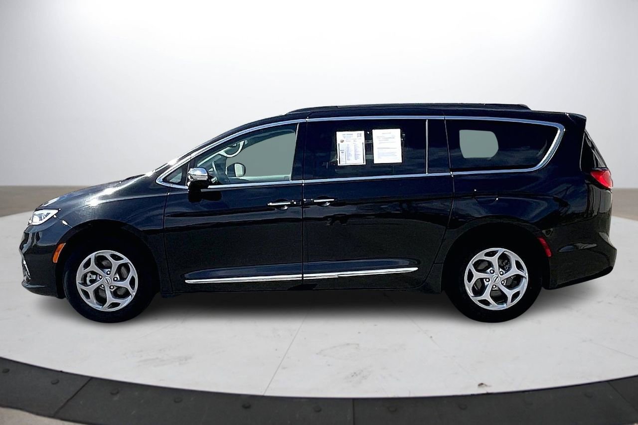 Used 2023 Chrysler Pacifica Limited image 6
