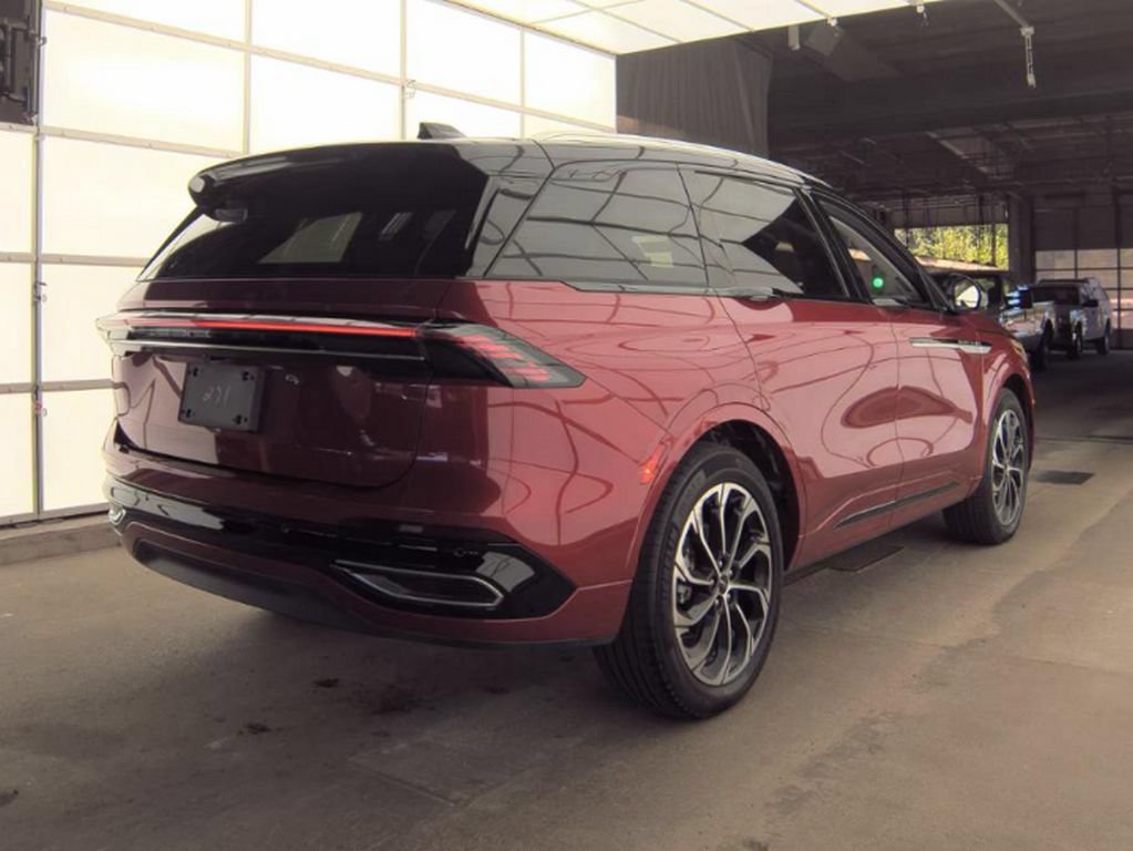 Used 2025 Lincoln Nautilus Reserve AWD/4WD image 4