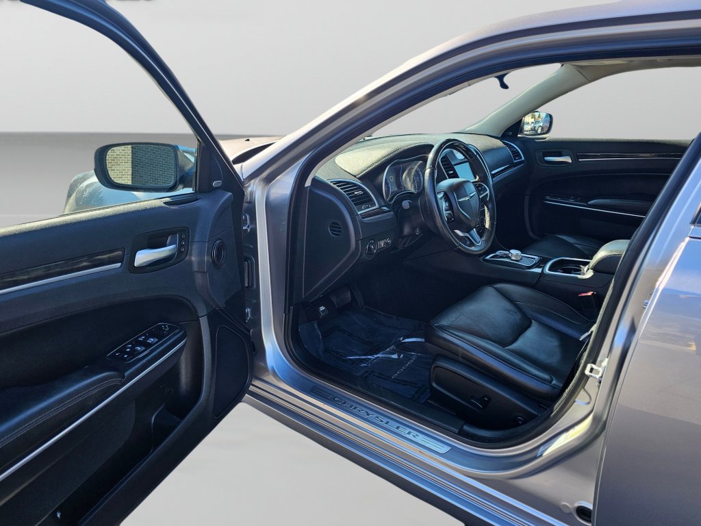 Used 2016 Chrysler 300 C image 19