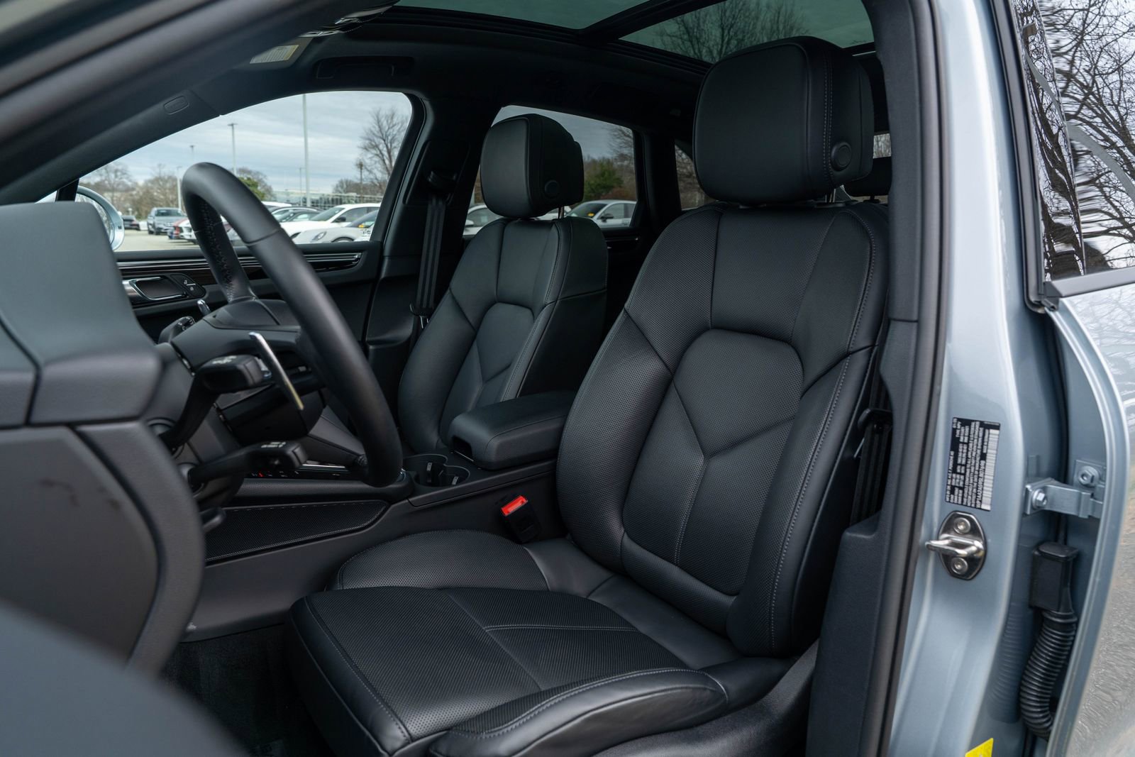 Certified 2025 Porsche Macan image 5