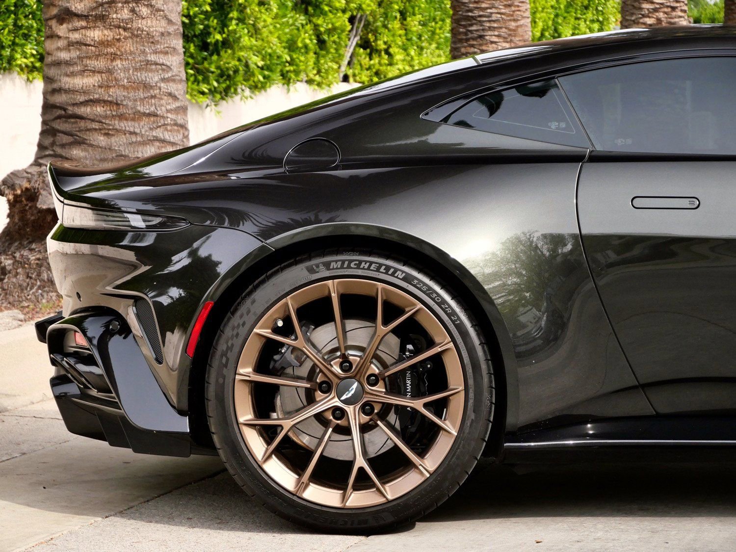 Used 2025 Aston Martin V8 Vantage Coupe image 16