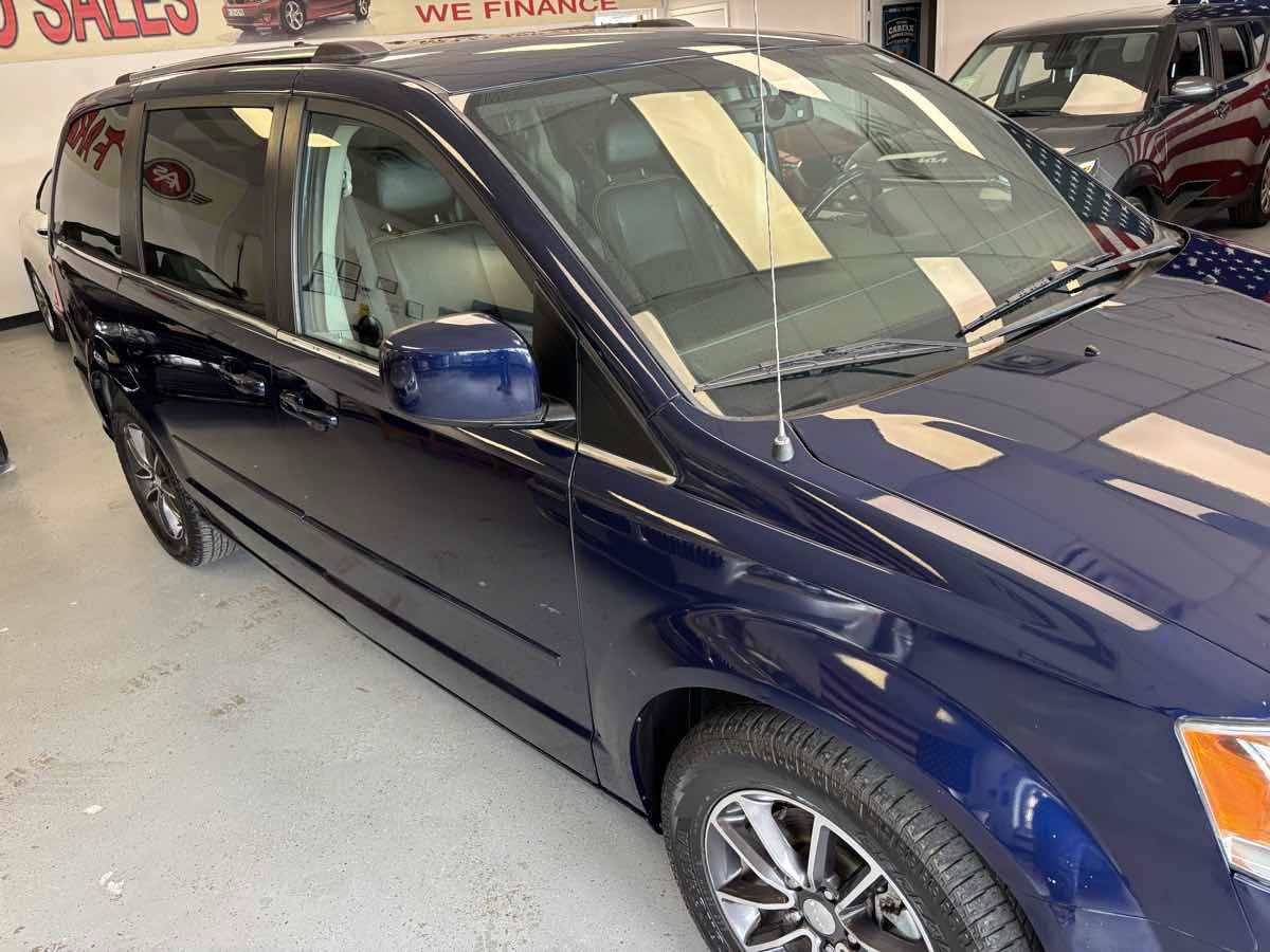Used 2017 Dodge Grand Caravan SXT image 4
