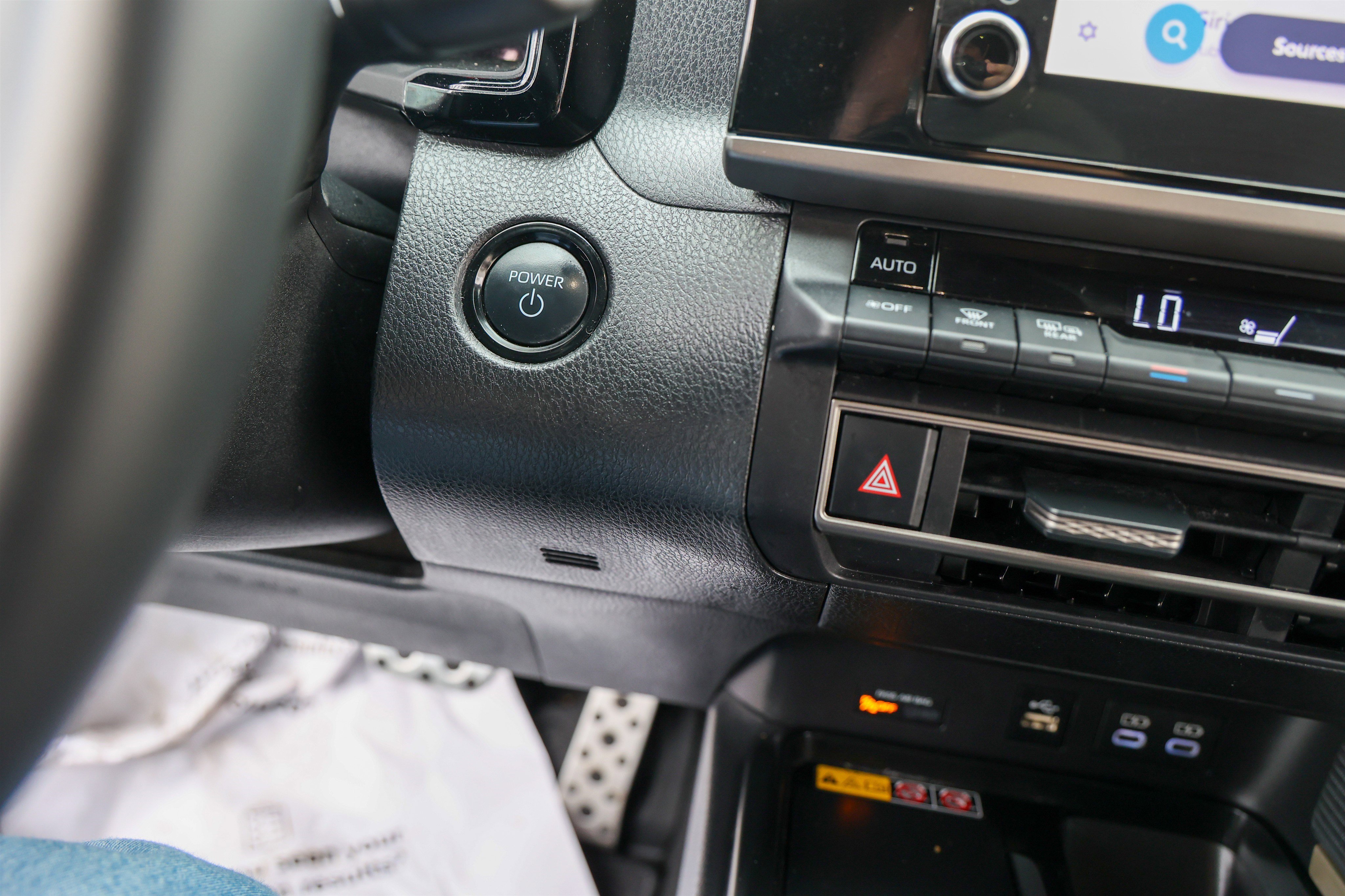 Used 2025 Toyota Camry SE w/ Convenience Package image 20