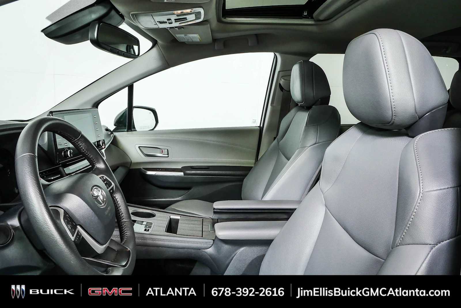 Used 2024 Toyota Sienna XLE FWD image 5