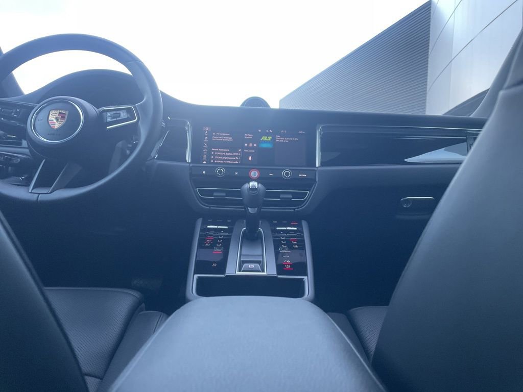 Certified 2025 Porsche Macan AWD/4WD image 24