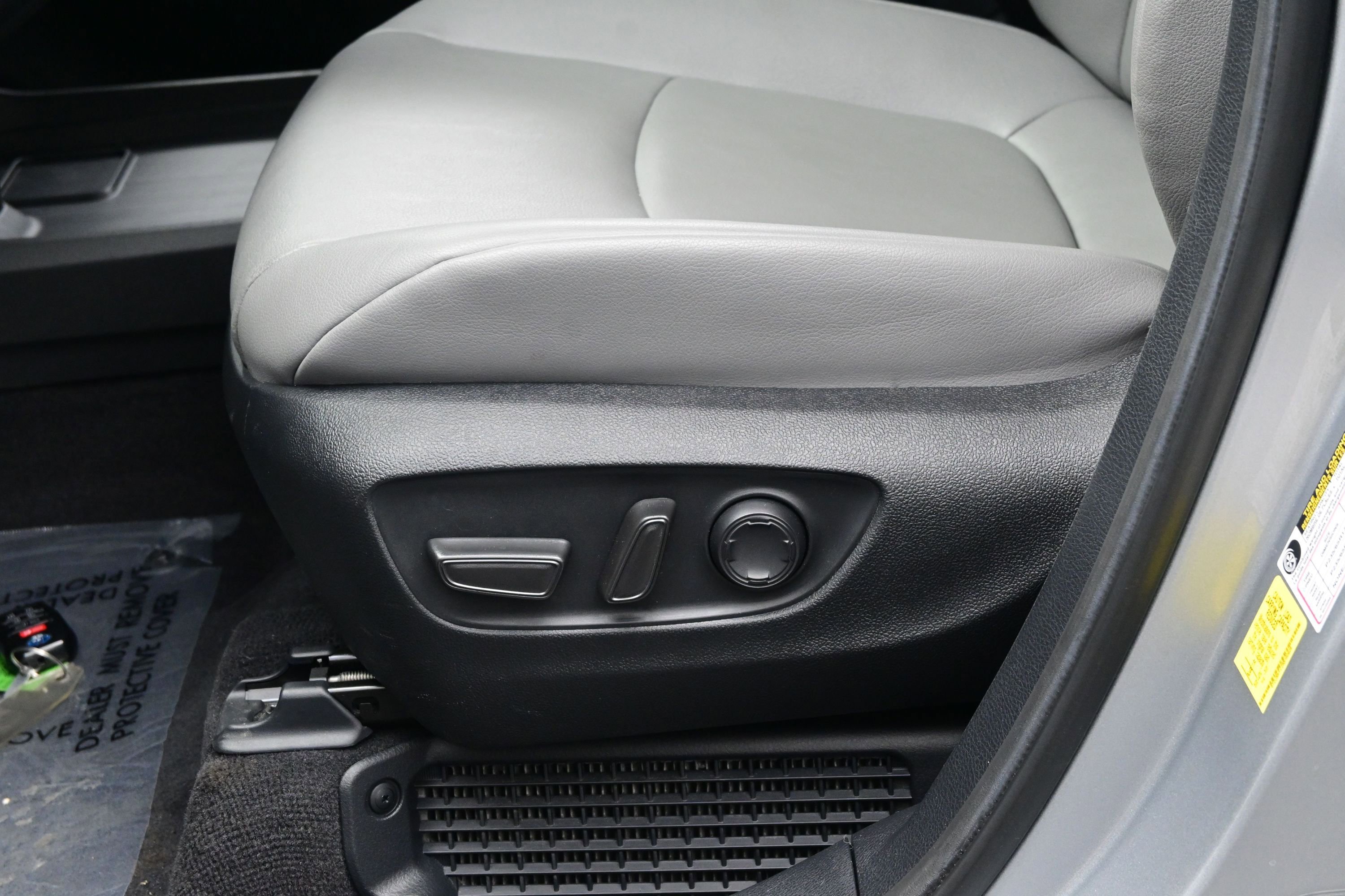 Used 2025 Toyota Sienna XLE w/ XLE Plus Package AWD/4WD image 11