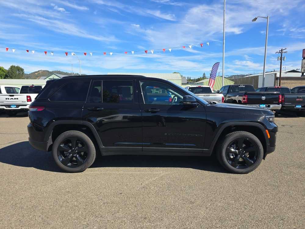Used 2025 Jeep Grand Cherokee Limited w/ Black Appearance Package AWD/4WD image 6