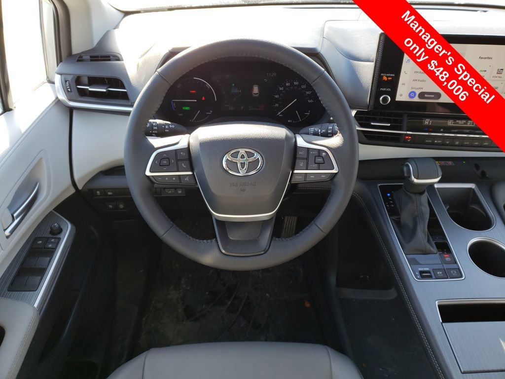 Used 2025 Toyota Sienna XLE image 13