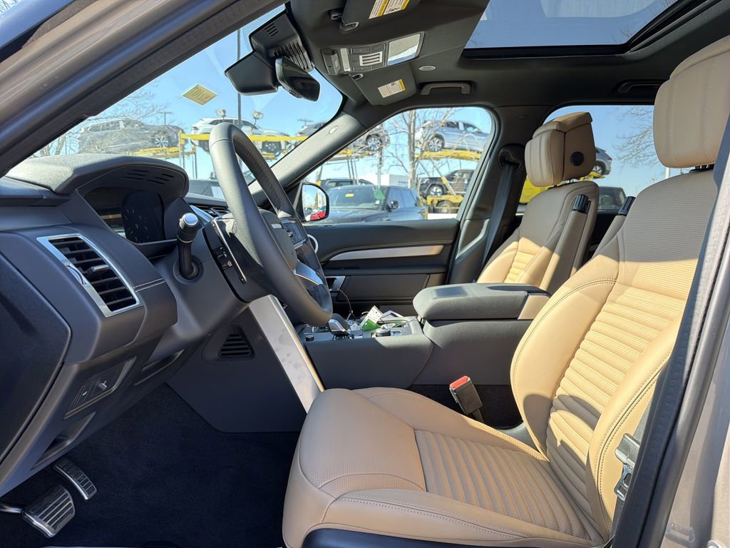 New 2026 Land Rover Discovery Dynamic SE image 3