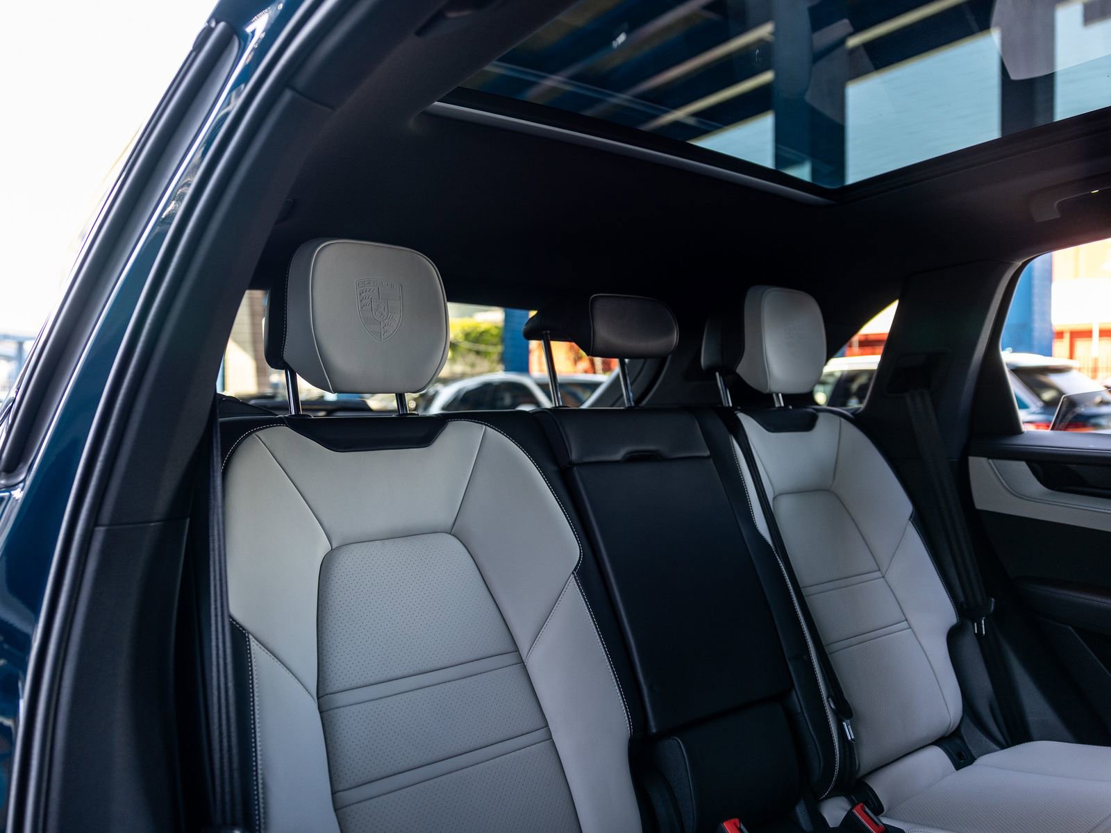 Certified 2025 Porsche Cayenne AWD/4WD image 38