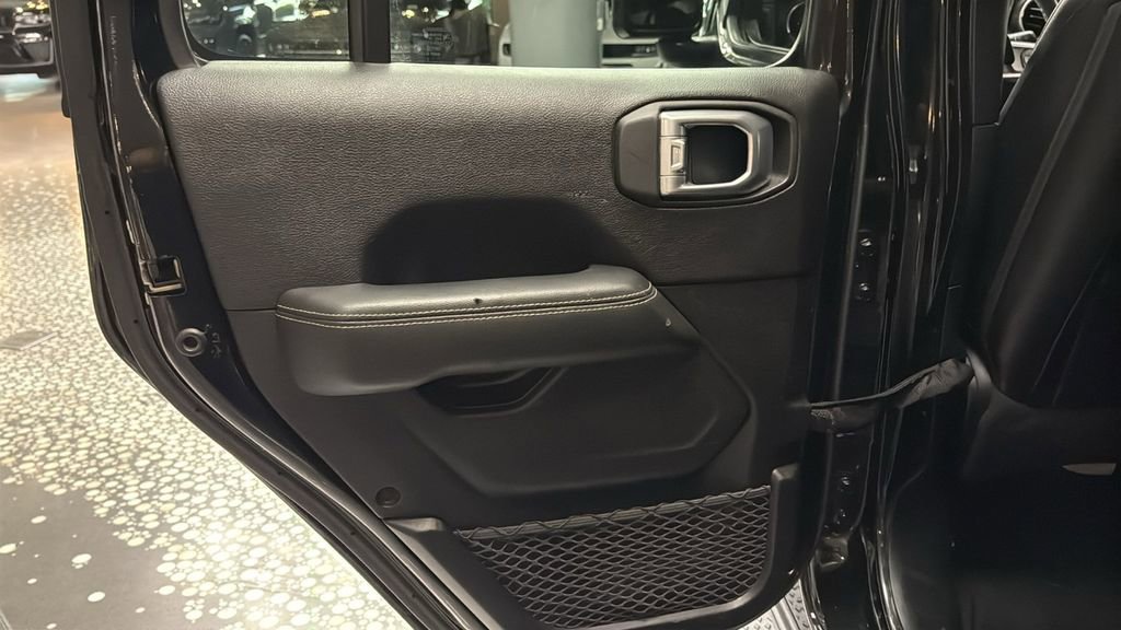 Used 2020 Jeep Gladiator Overland AWD/4WD image 16
