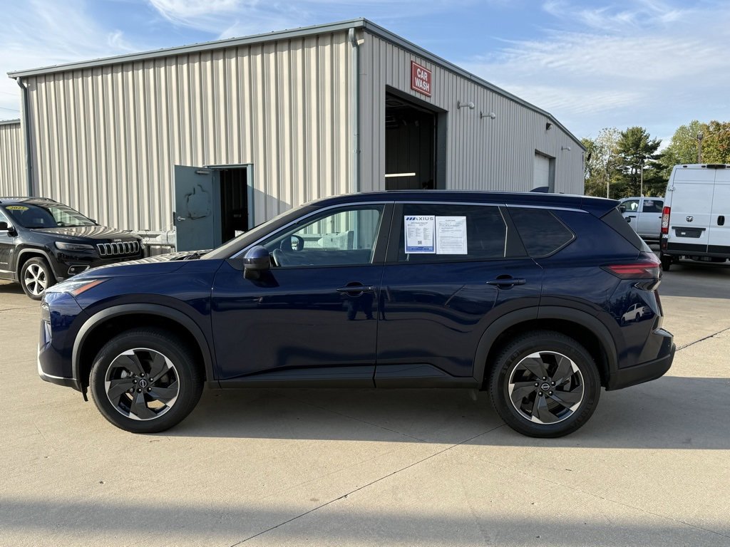Used 2024 Nissan Rogue SV image 4