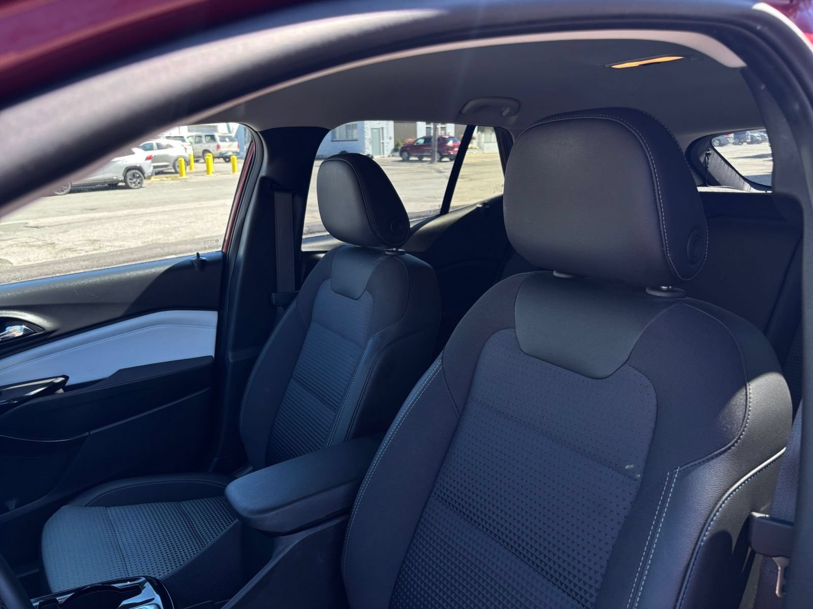 Used 2025 Chevrolet Trax LT w/ LT Convenience Package FWD image 32