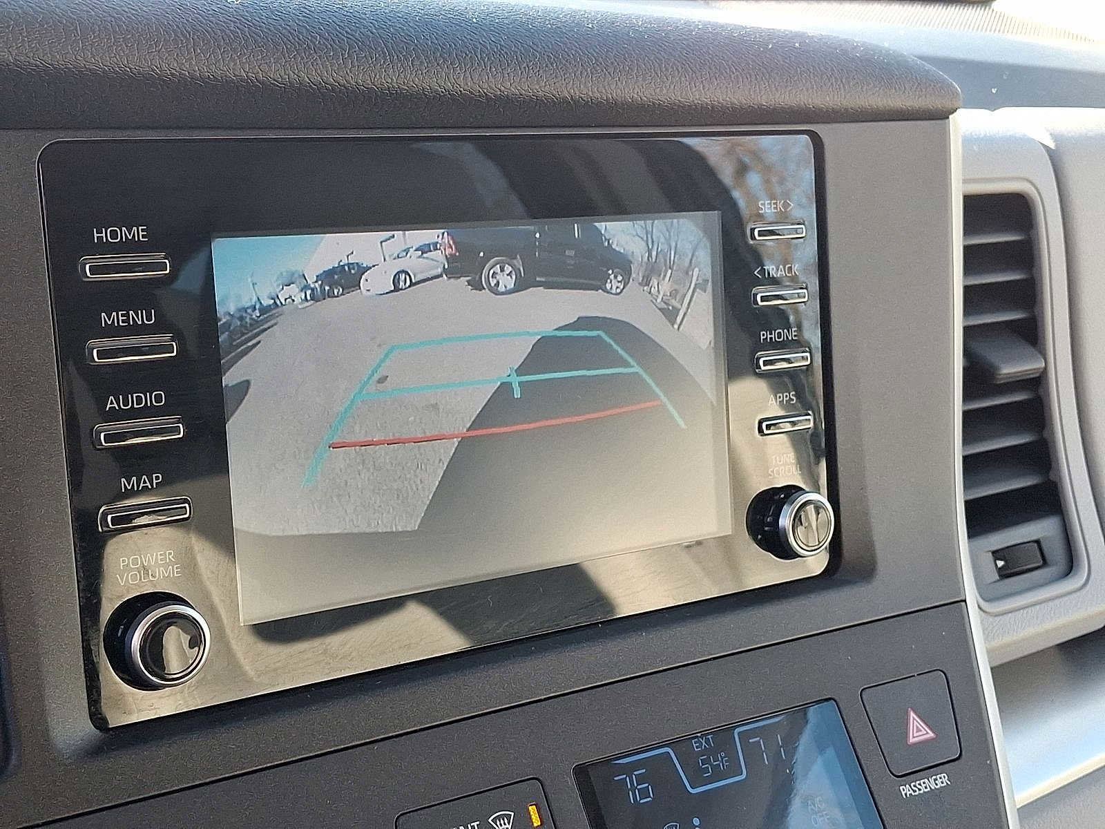 Used 2020 Toyota Sienna L image 15