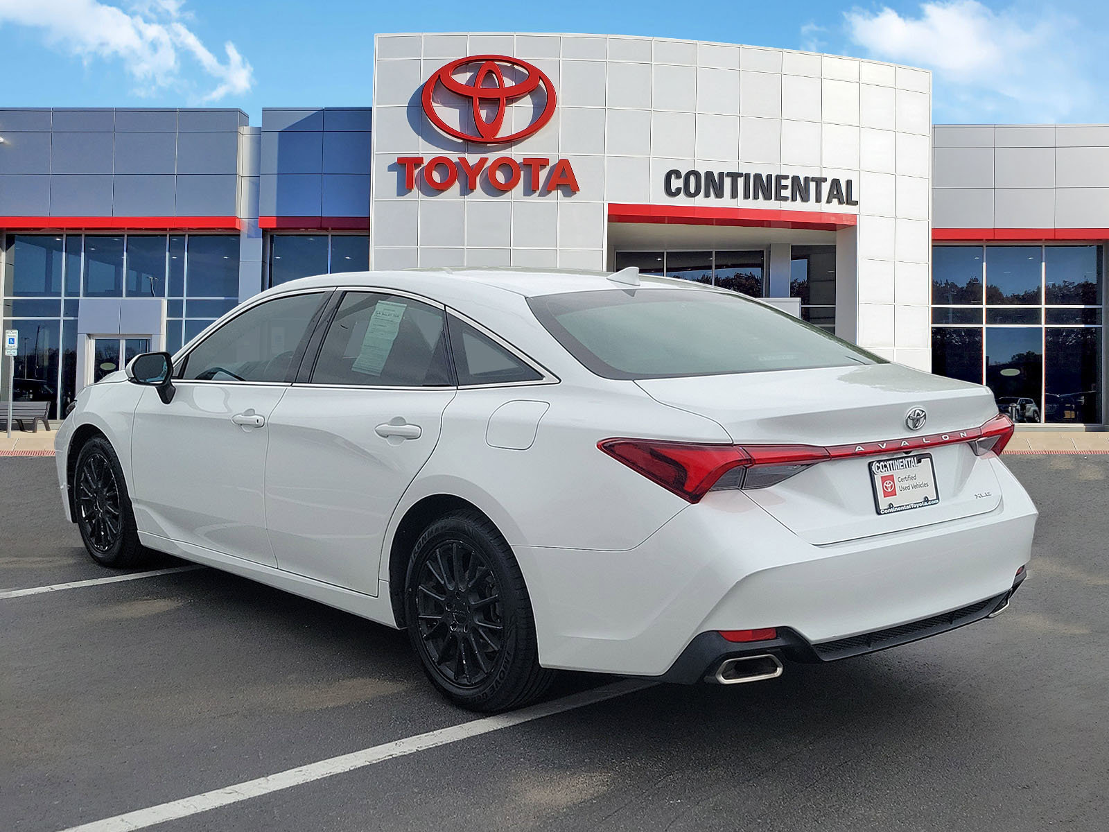 Certified 2019 Toyota Avalon XLE w/ Moonroof Package FWD image 4
