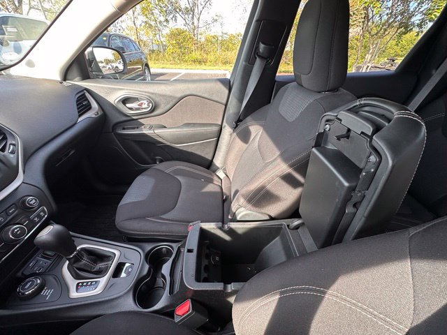 Used 2016 Jeep Cherokee Latitude w/ Cold Weather Group AWD/4WD image 24