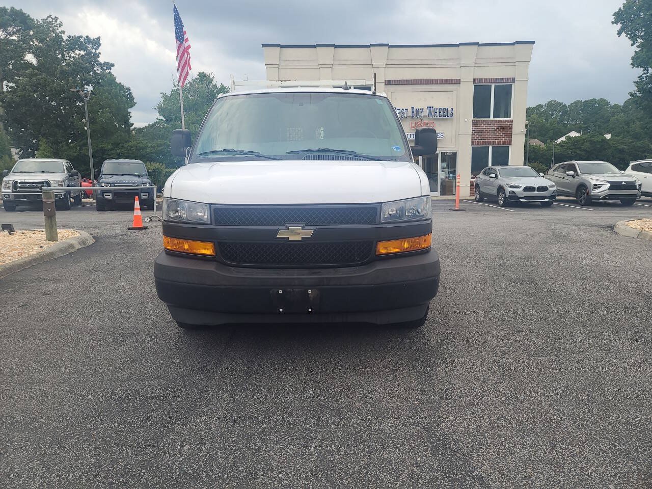 Used 2018 Chevrolet Express 2500 RWD image 2