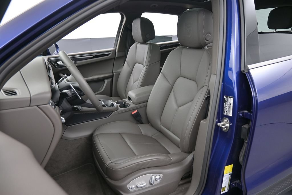 Certified 2026 Porsche Macan AWD/4WD image 5