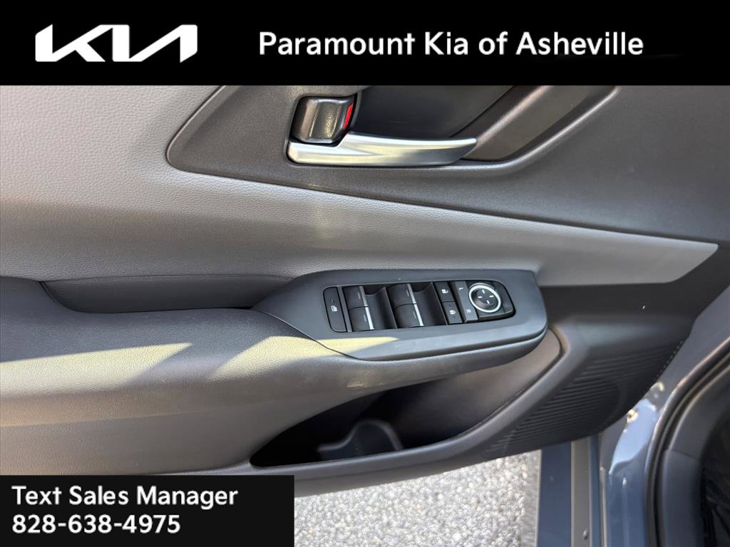 Used 2026 Toyota Prius XLE FWD image 25