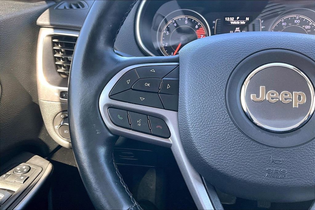 Used 2019 Jeep Cherokee Latitude w/ Cold Weather Group AWD/4WD image 17