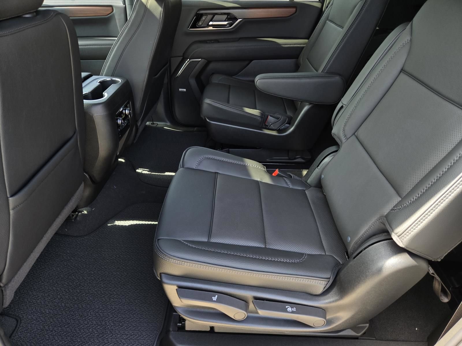 New 2026 GMC Yukon XL Denali w/ Sun & Power Step Package AWD/4WD image 4