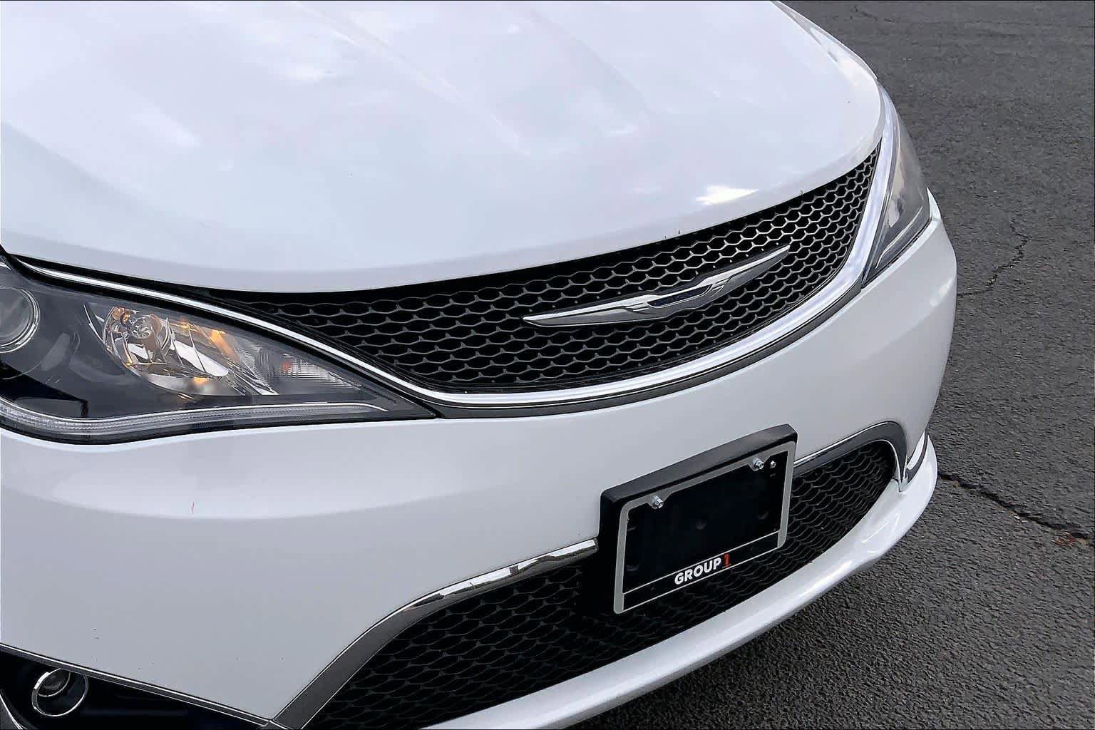 Used 2017 Chrysler Pacifica Touring-L w/ Tire & Wheel Group FWD image 30