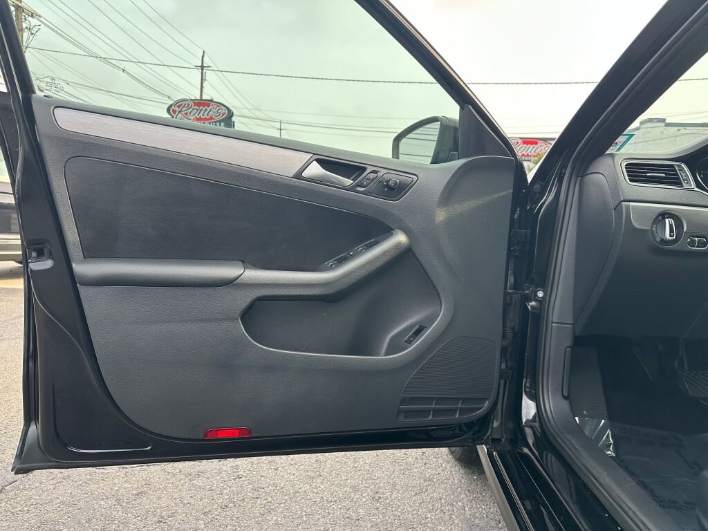 Used 2017 Volkswagen Jetta Sport w/ Jetta Sport Lighting Package image 9