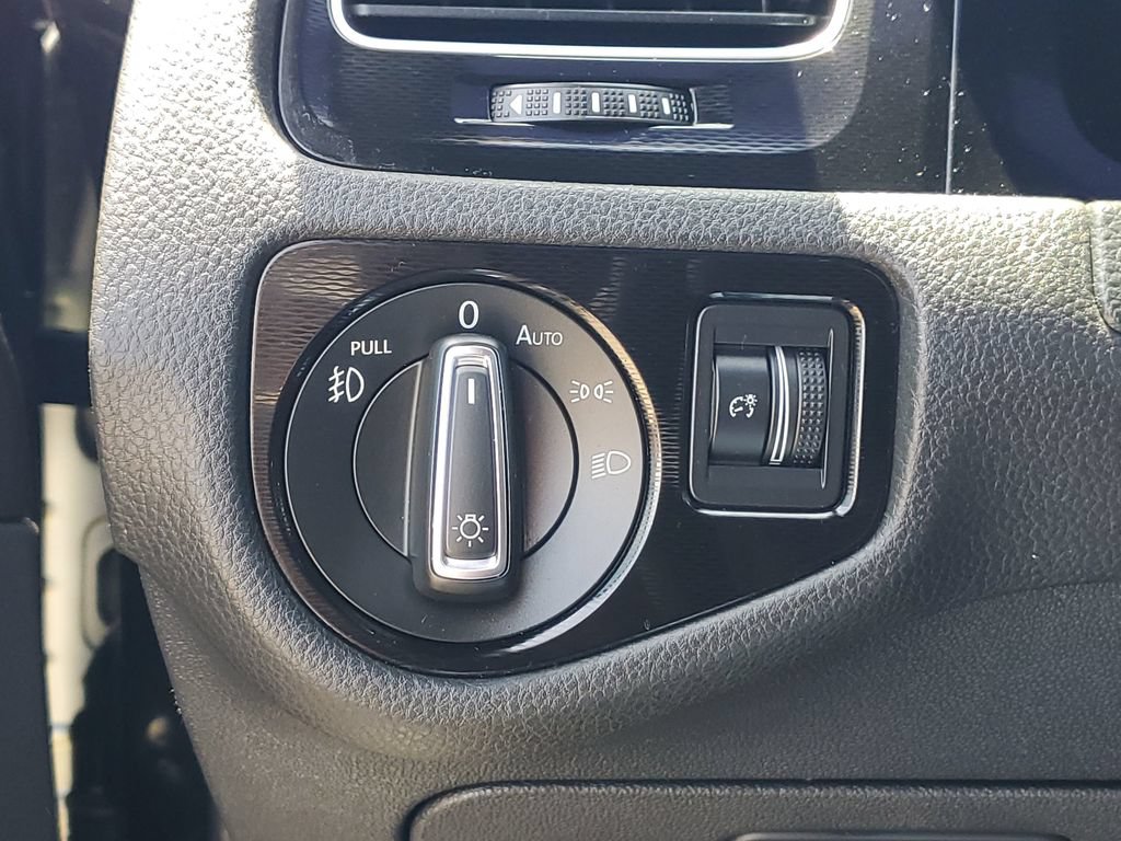 Used 2015 Volkswagen GTI SE FWD image 16