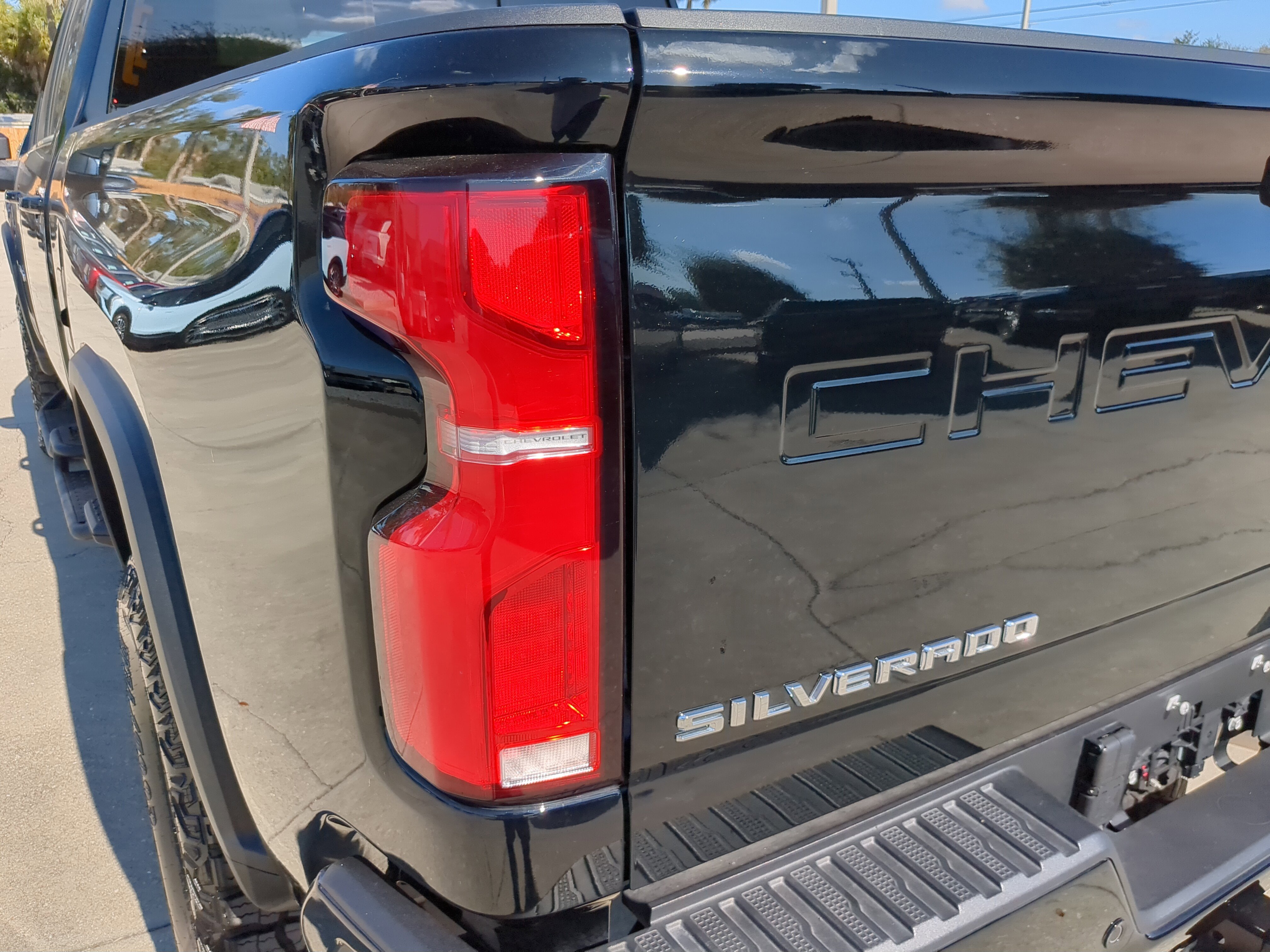 Used 2025 Chevrolet Silverado 2500 ZR2 w/ Technology Package image 10