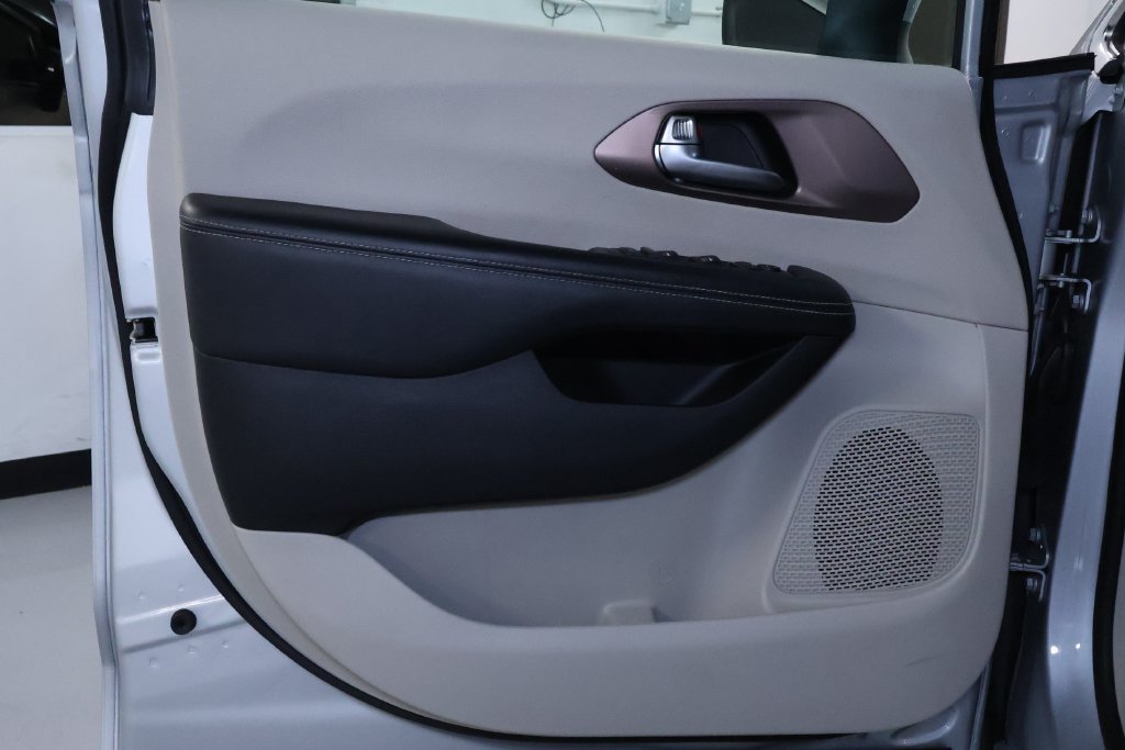 Used 2023 Chrysler Voyager LX FWD image 11