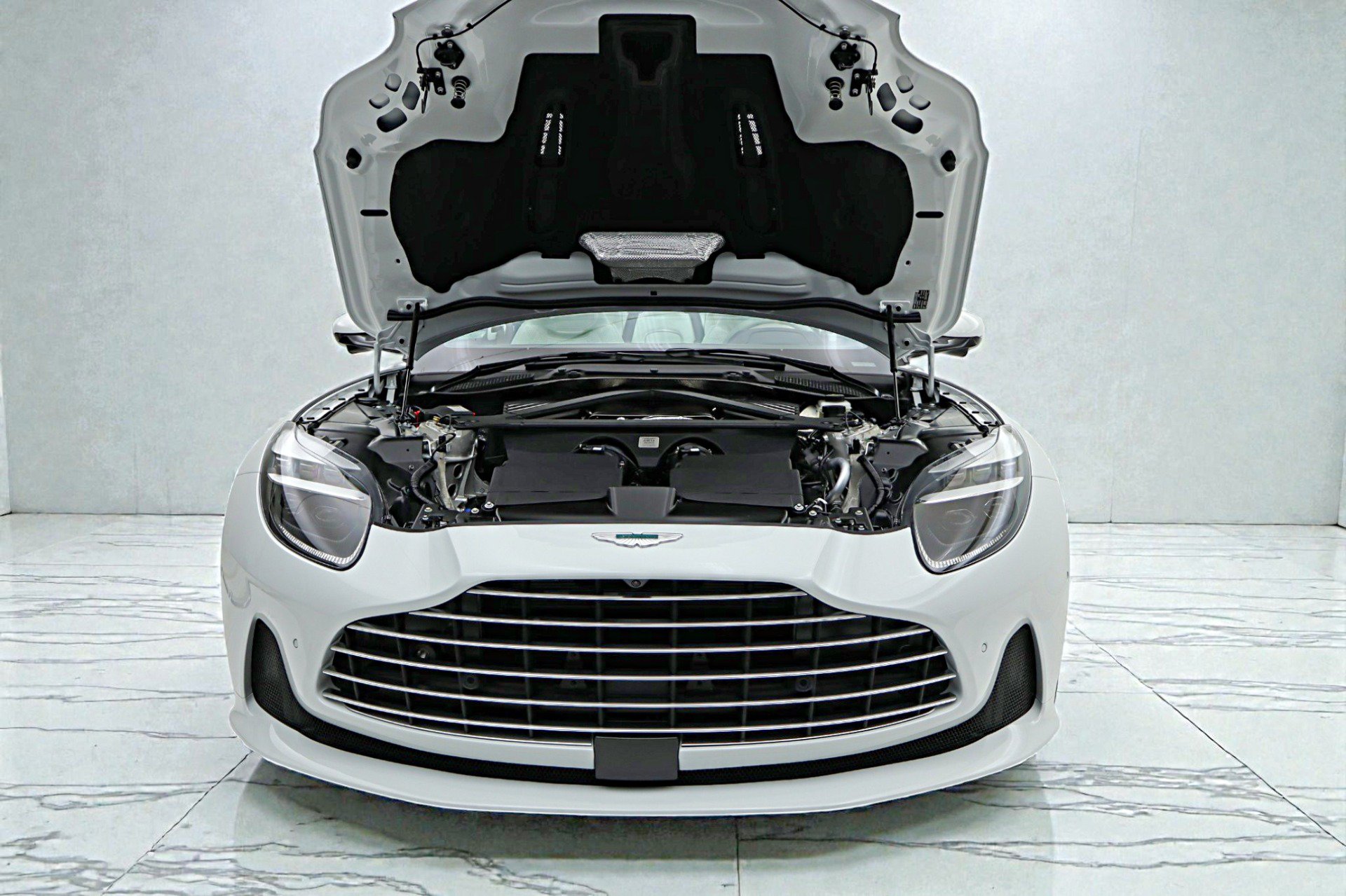 Used 2026 Aston Martin DB12 Convertible RWD image 33