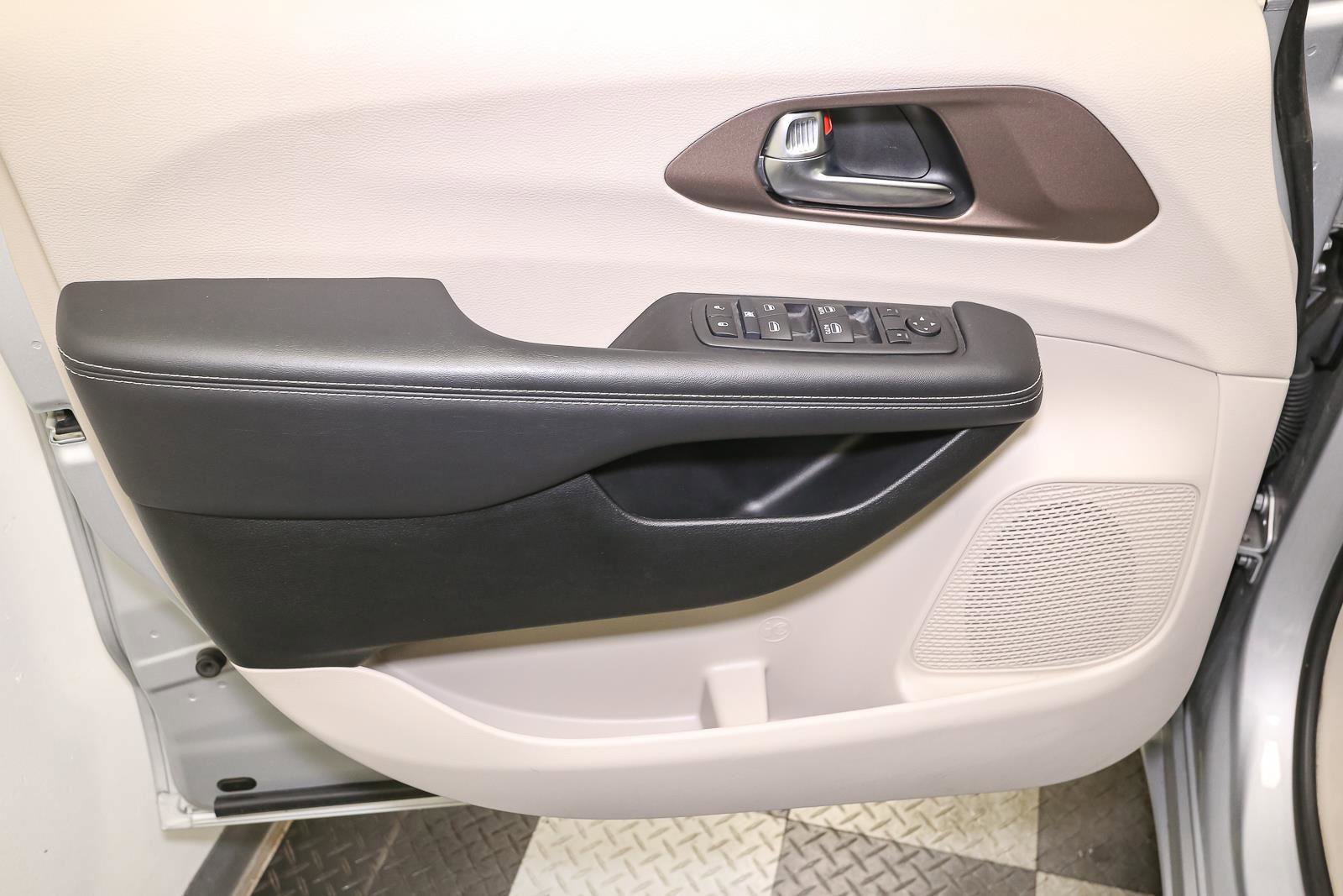 Used 2024 Chrysler Voyager LX image 39