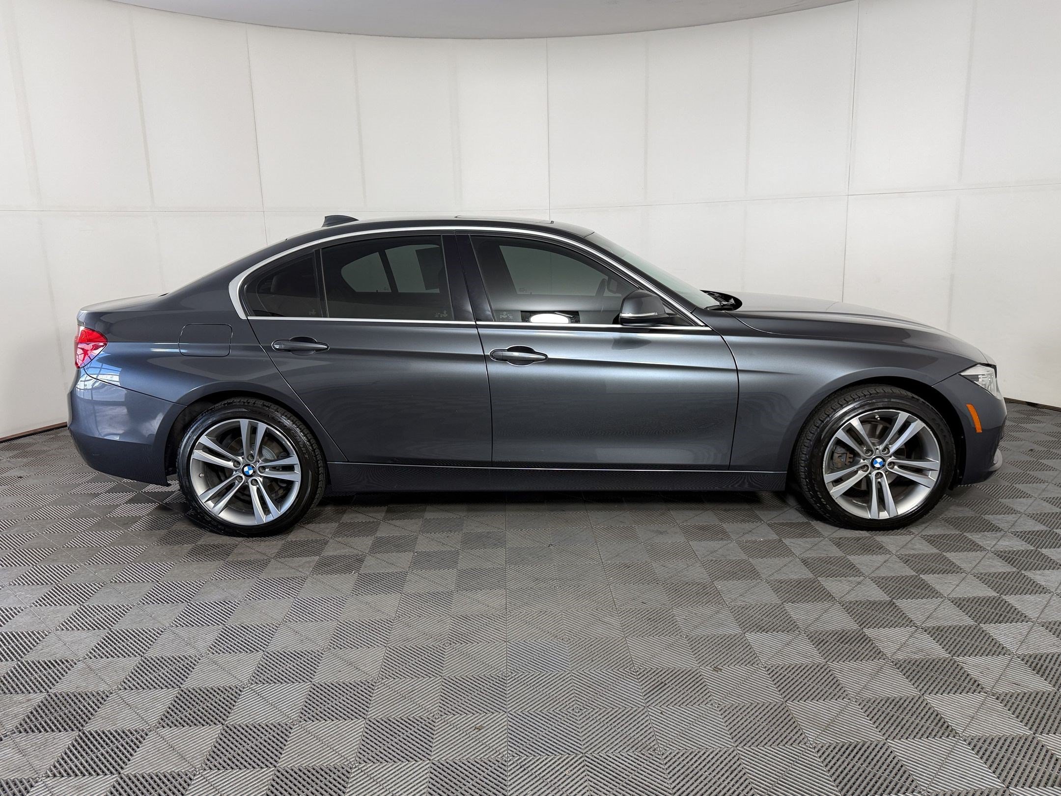 Used 2017 BMW 328d xDrive Sedan AWD/4WD image 8