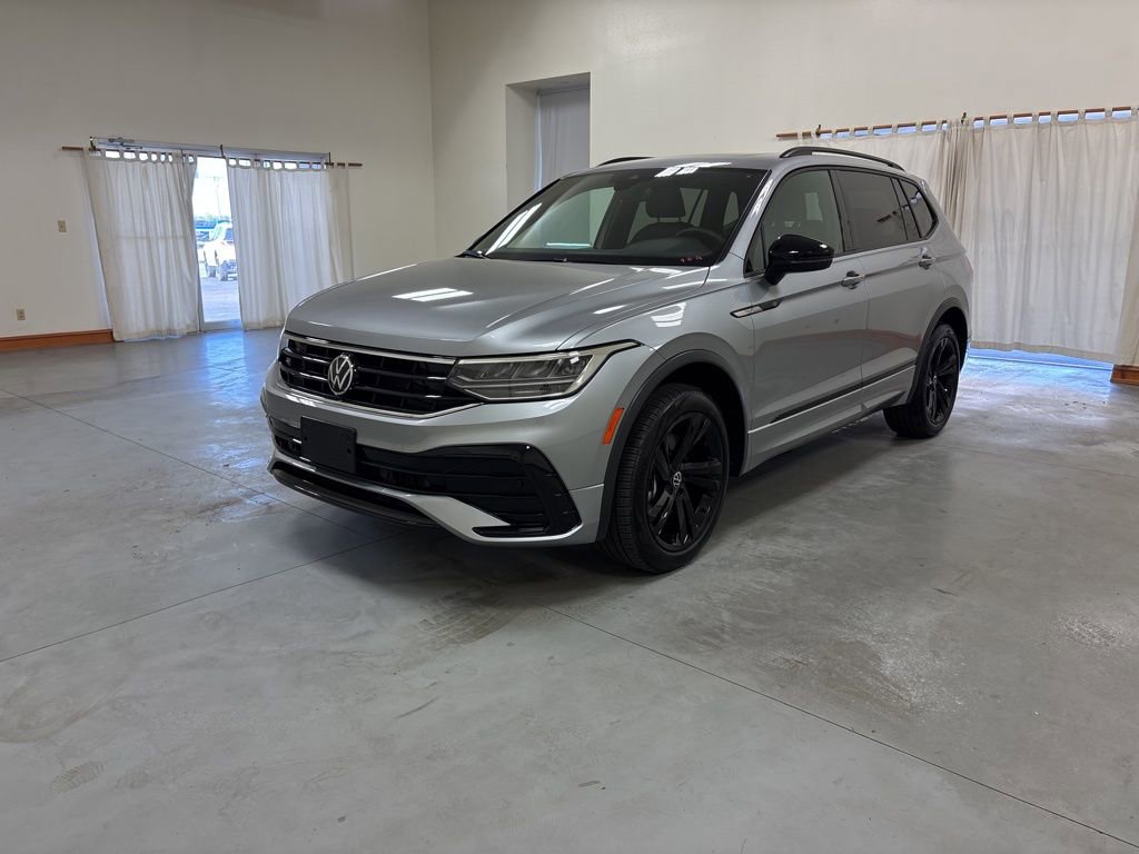 Used 2024 Volkswagen Tiguan SE R-Line AWD/4WD image 4