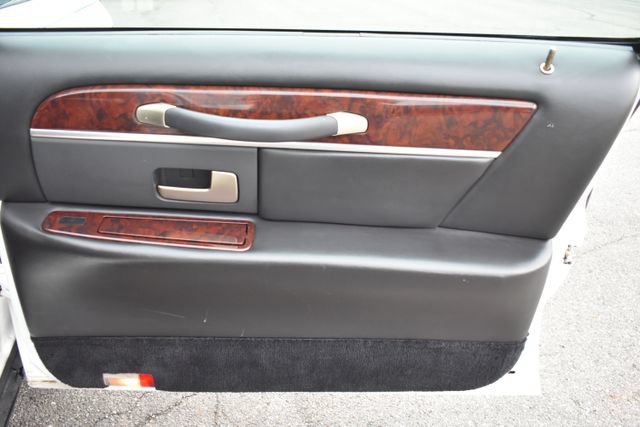 Used 2008 Lincoln Town Car Executive RWD image 40