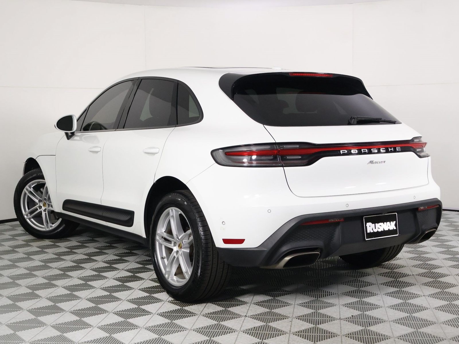 Certified 2023 Porsche Macan AWD/4WD image 3