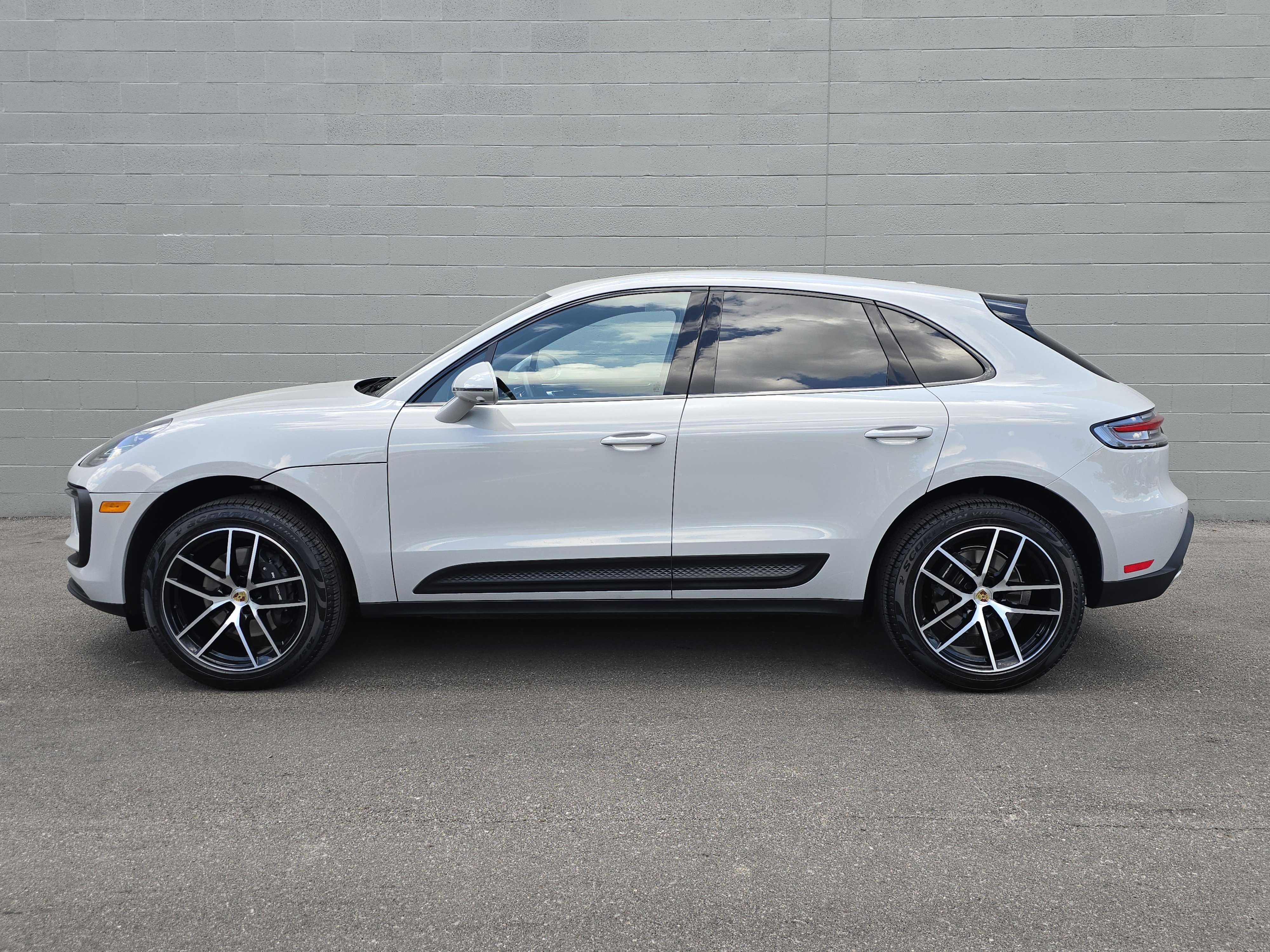 Certified 2025 Porsche Macan image 2