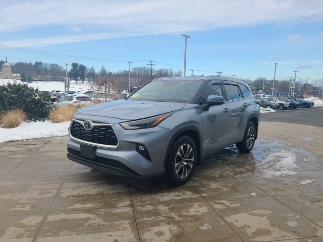 Used 2024 Toyota Highlander XLE image 3