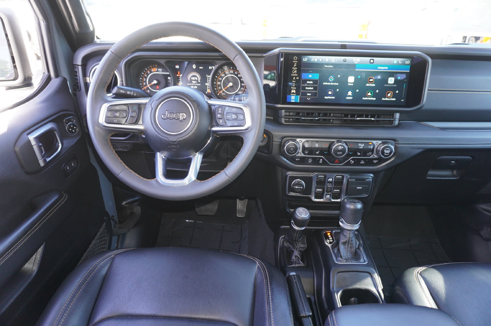 Used 2024 Jeep Wrangler Unlimited Sahara w/ Technology Group AWD/4WD image 10