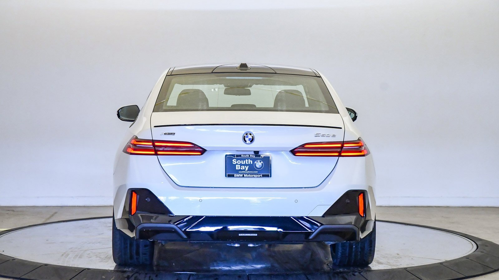 New 2026 BMW 550e xDrive image 3