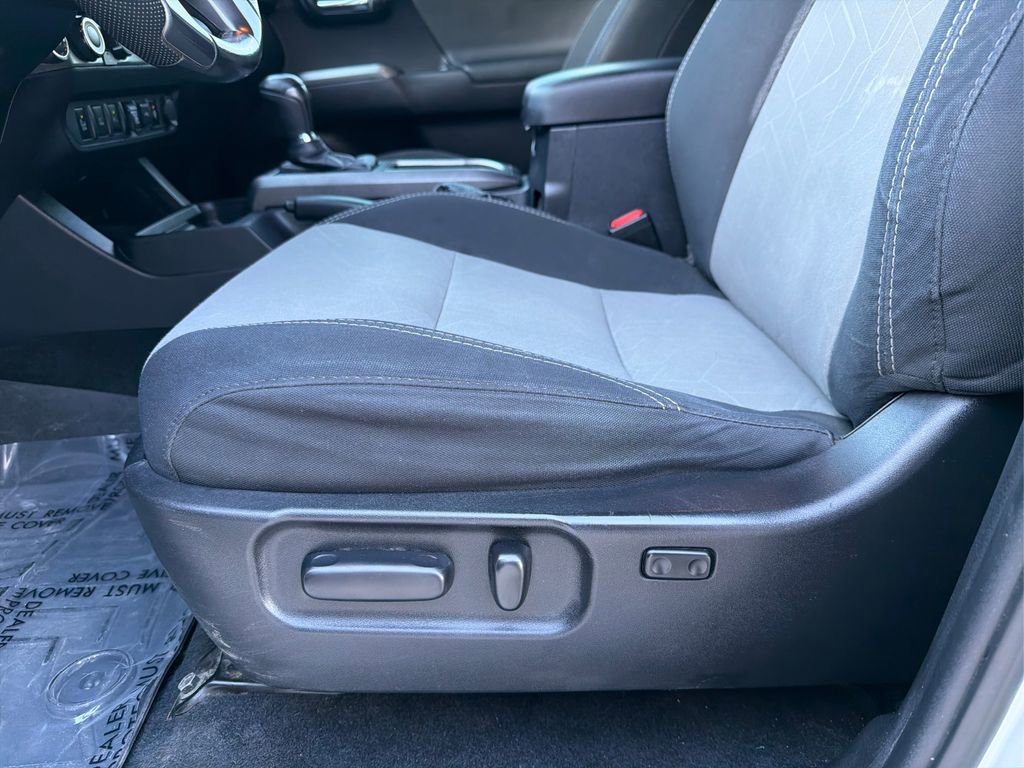 Used 2020 Toyota Tacoma TRD Sport w/ Technology Package image 19