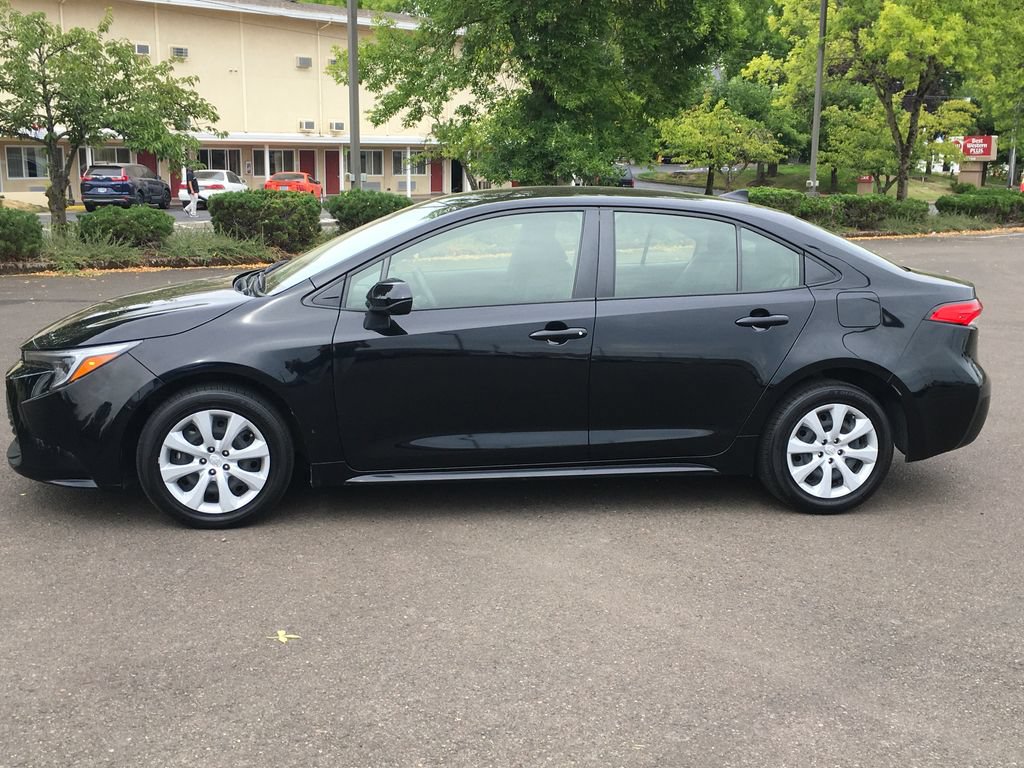 Used 2024 Toyota Corolla LE FWD image 3