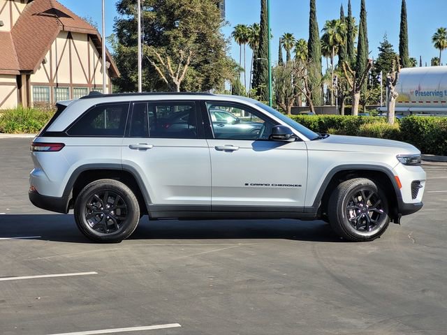Used 2024 Jeep Grand Cherokee Altitude image 4